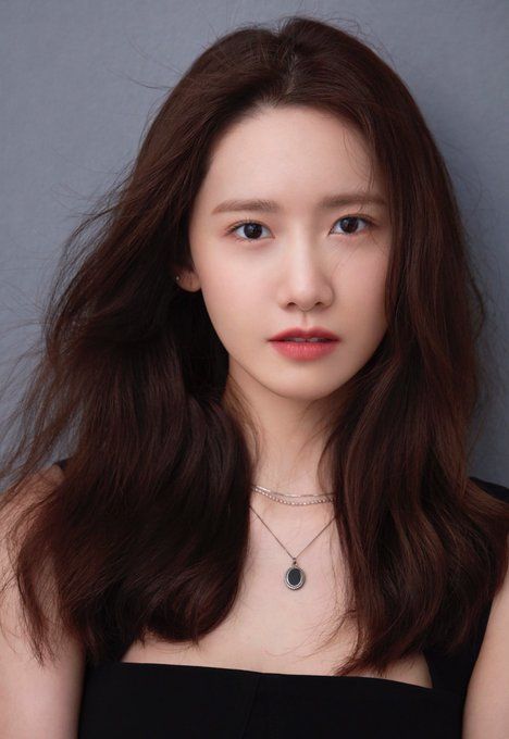 Hình ảnh so sánh nhan sắc YoonA thời mới debut và hiện tại