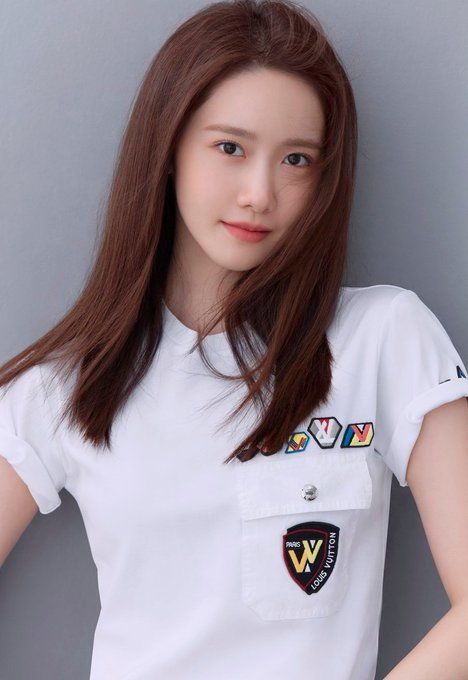 Hình ảnh so sánh nhan sắc YoonA thời mới debut và hiện tại