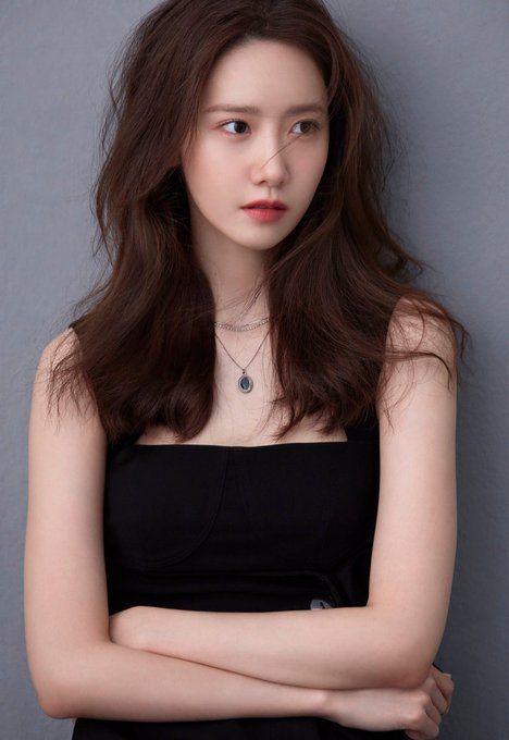 Hình ảnh so sánh nhan sắc YoonA thời mới debut và hiện tại