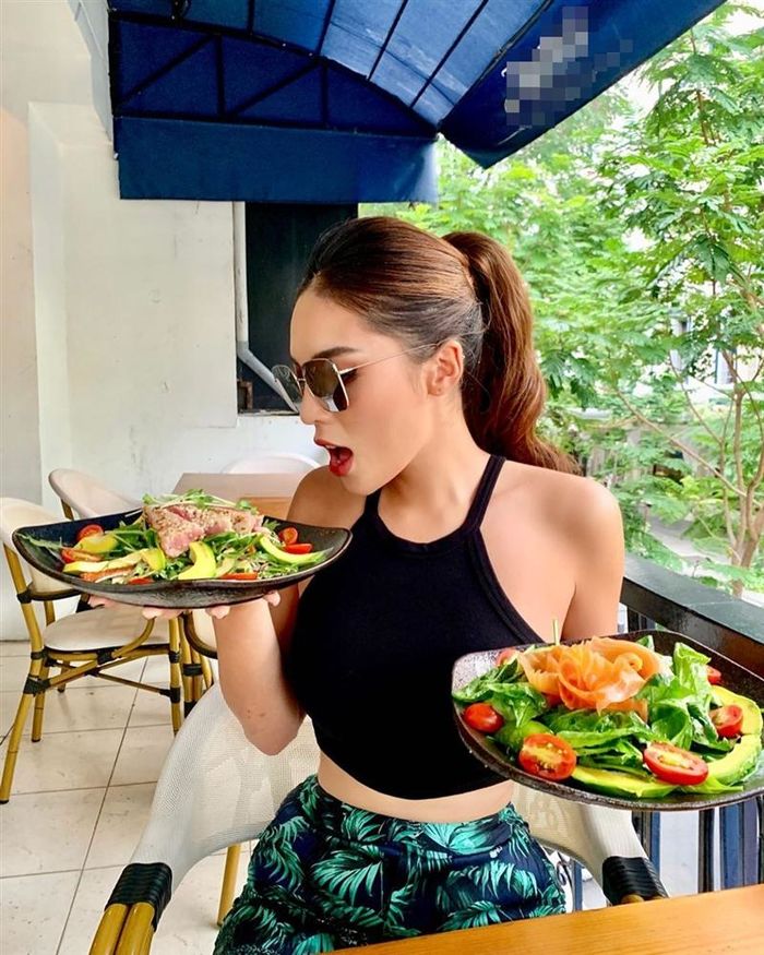 Đông Nhi và Đông Đặc đọ body, Akira Phan giảm 4kg sau cuộc đại phẫu