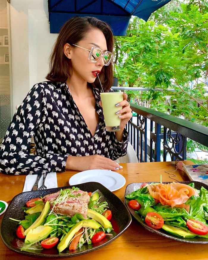 Đông Nhi và Đông Đặc đọ body, Akira Phan giảm 4kg sau cuộc đại phẫu