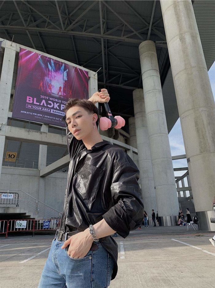 Erik, Thiều Trâm đã có mặt tại xứ Chùa Vàng dự concert Black Pink!