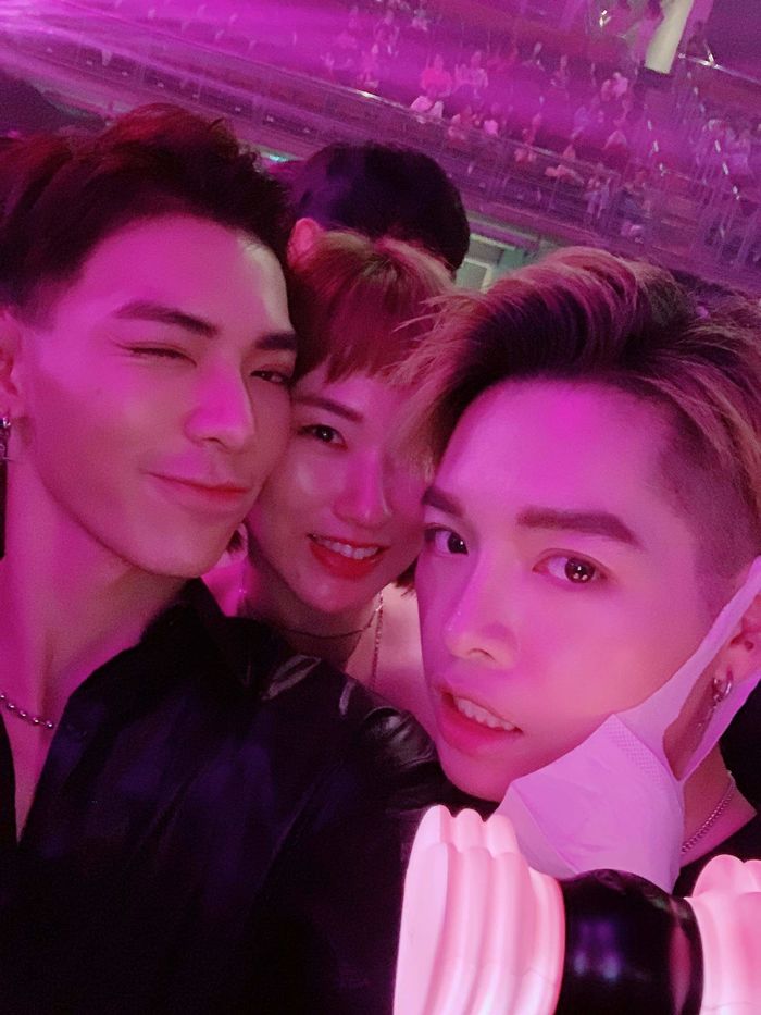 Erik, Thiều Trâm đã có mặt tại xứ Chùa Vàng dự concert Black Pink!