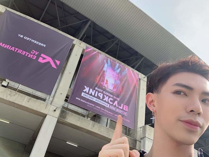 Erik, Thiều Trâm đã có mặt tại xứ Chùa Vàng dự concert Black Pink!