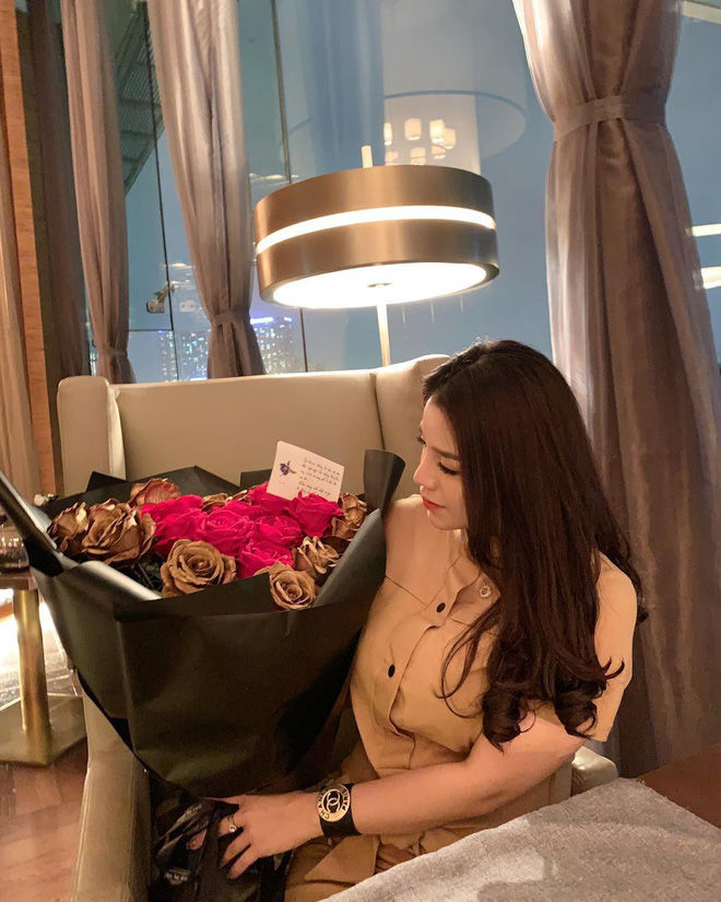 Gu chọn bạn gái của cầu thủ giống nhau đến không ngờ: Giỏi và xinh