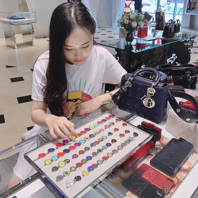 Gu chọn bạn gái của cầu thủ giống nhau đến không ngờ: Giỏi và xinh