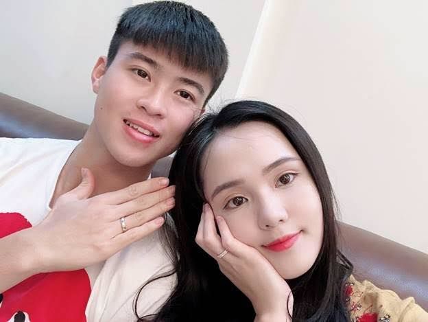 Gu chọn bạn gái của cầu thủ giống nhau đến không ngờ: Giỏi và xinh