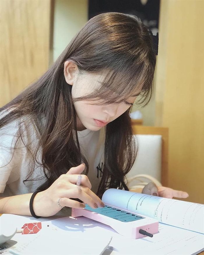 Hà Hồ lấp lửng sinh con cho Kim Lý, H'Hen Niê như bà thím vì kiểu tóc
