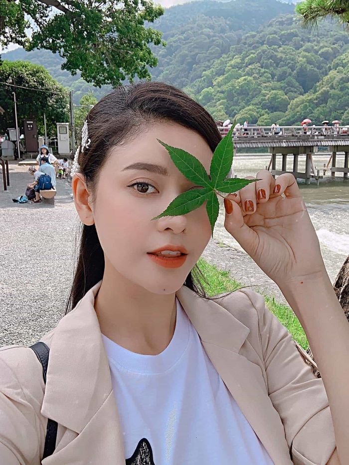 Hà Hồ lấp lửng sinh con cho Kim Lý, H'Hen Niê như bà thím vì kiểu tóc