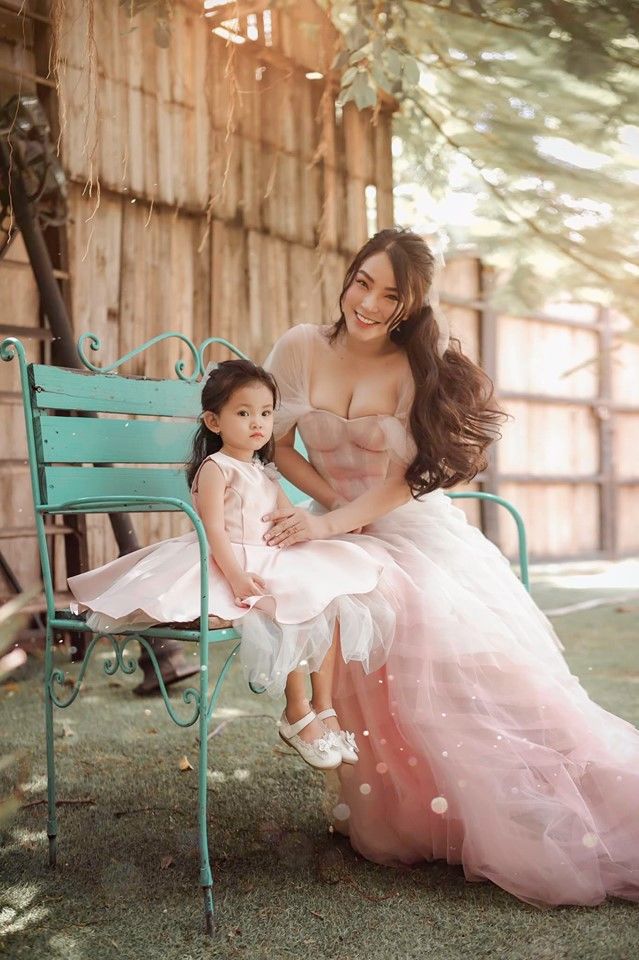 Hải Băng tung ảnh bên con gái cưng, tranh thủ khoe dáng sau sinh con