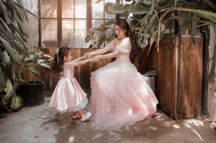 Hải Băng tung ảnh bên con gái cưng, tranh thủ khoe dáng sau sinh con