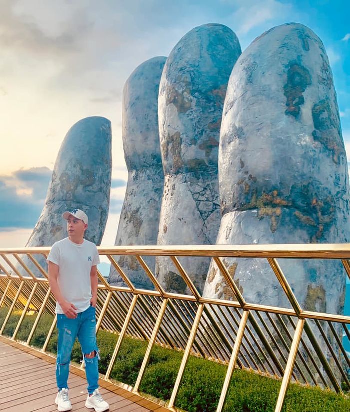 H'Hen Niê khác lạ với tóc đen, Lan Khuê lộ bụng