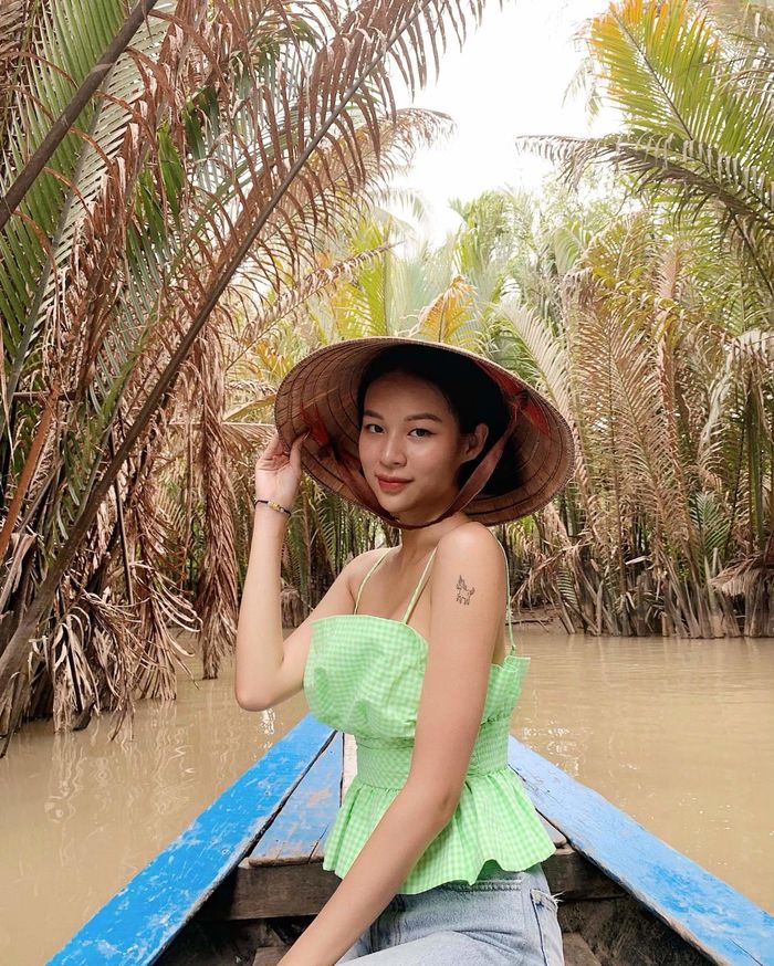 H'Hen Niê khác lạ với tóc đen, Lan Khuê lộ bụng