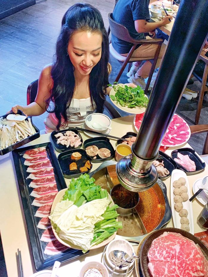 H'Hen Niê khác lạ với tóc đen, Lan Khuê lộ bụng