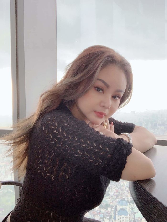 H'Hen Niê khác lạ với tóc đen, Lan Khuê lộ bụng