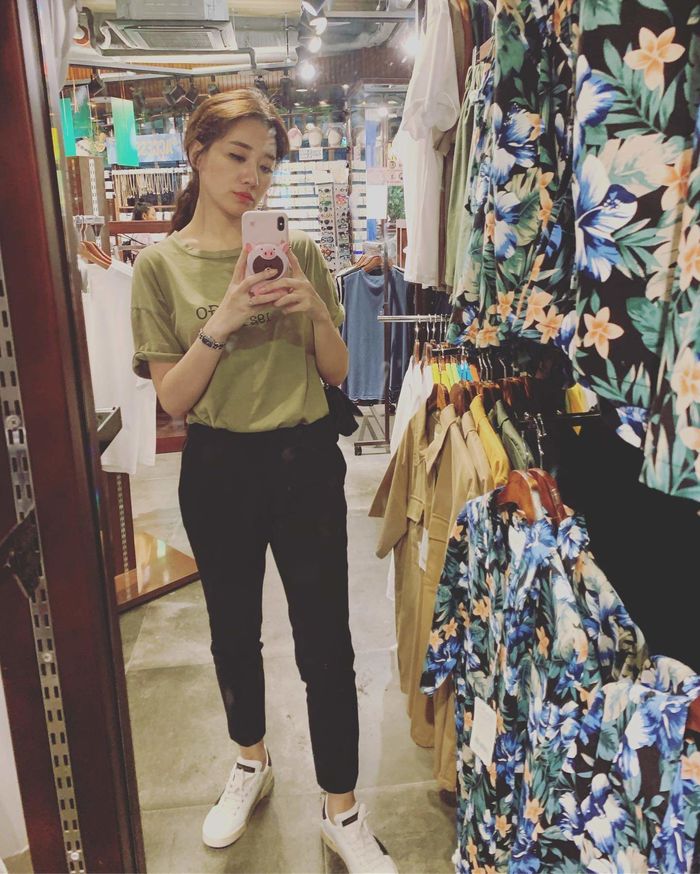 H'Hen Niê khác lạ với tóc đen, Lan Khuê lộ bụng