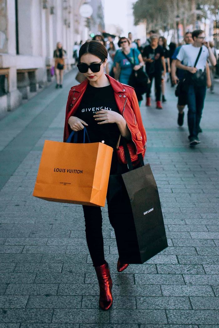 Hòa Minzy thanh lý túi hiệu, Hoài Lâm chuyển nghề lái xe kiếm sống
