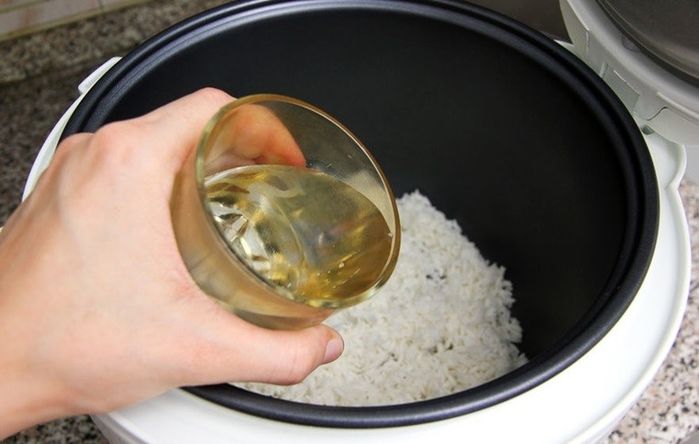 Học phụ nữ Nhật bí kíp nấu cơm cực ngon chỉ với vài viên nước đá