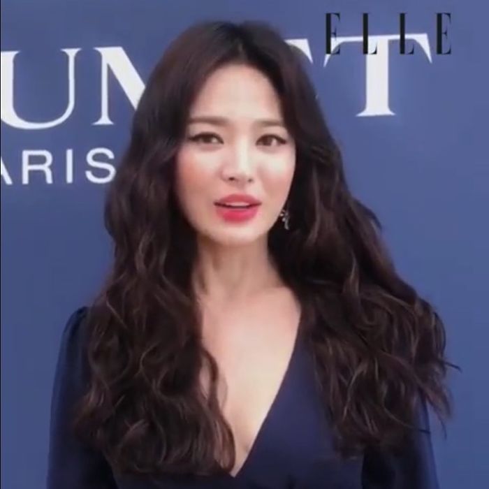 Song Hye Kyo diện váy trễ nãi khoe đôi gò bồng đảo sexy trứ danh