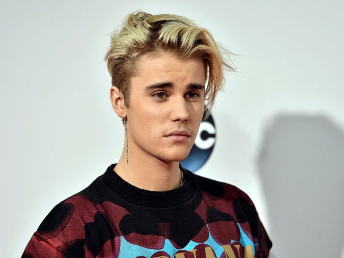Justin Bieber và vợ lần đầu lộ diện sau liên hoàn phốt
