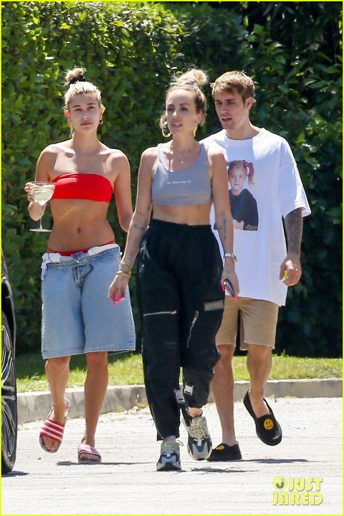 Justin Bieber và vợ lần đầu lộ diện sau liên hoàn phốt