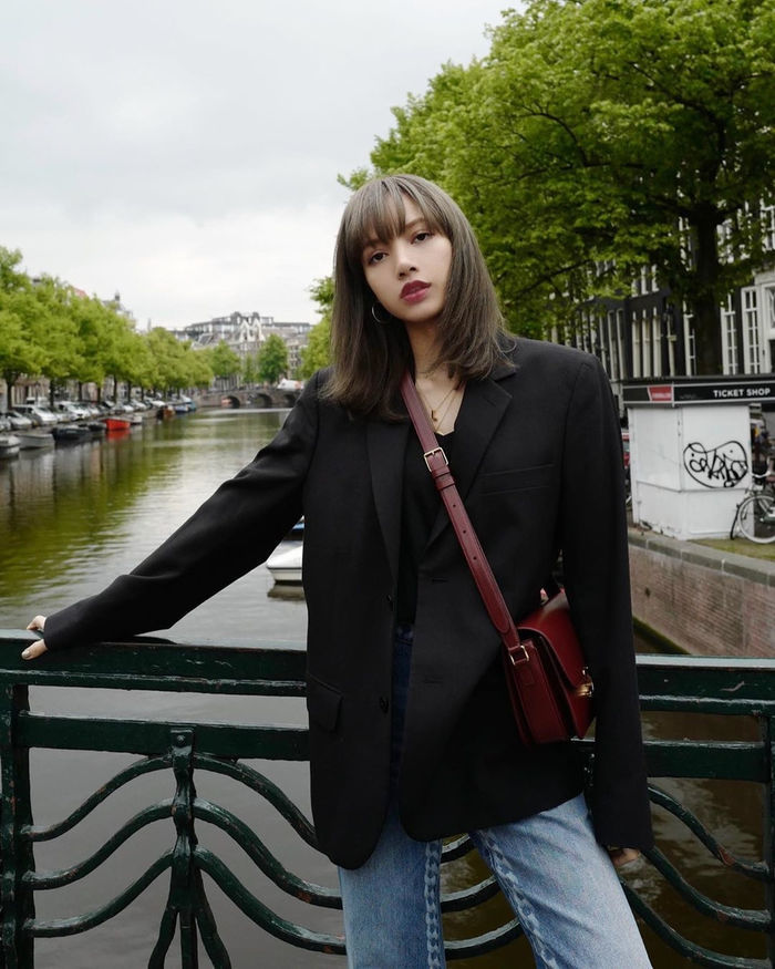 Khám phá thời trang của Lisa: Từ “độc lạ” đến thanh lịch đều đẹp nuột