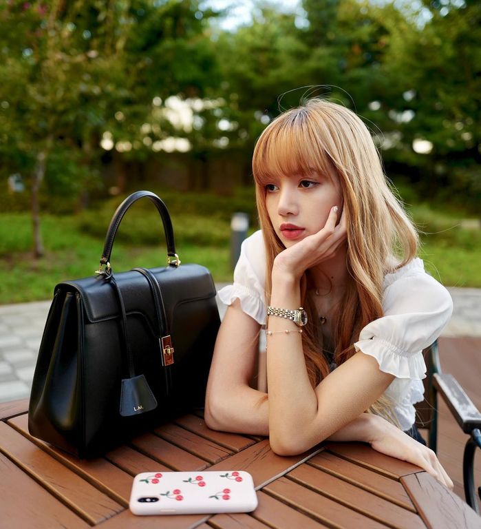 Khám phá thời trang của Lisa: Từ “độc lạ” đến thanh lịch đều đẹp nuột