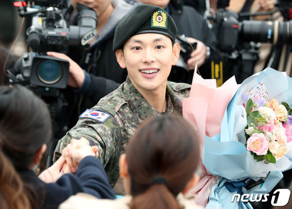 Kim Soo Hyun và loạt mỹ nam cực phẩm của showbiz Hàn xuất ngũ