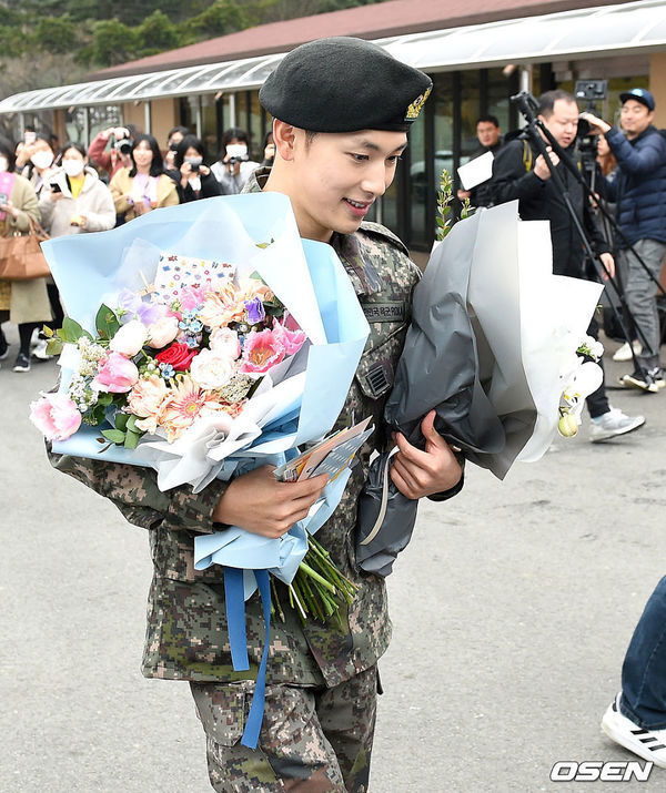 Kim Soo Hyun và loạt mỹ nam cực phẩm của showbiz Hàn xuất ngũ