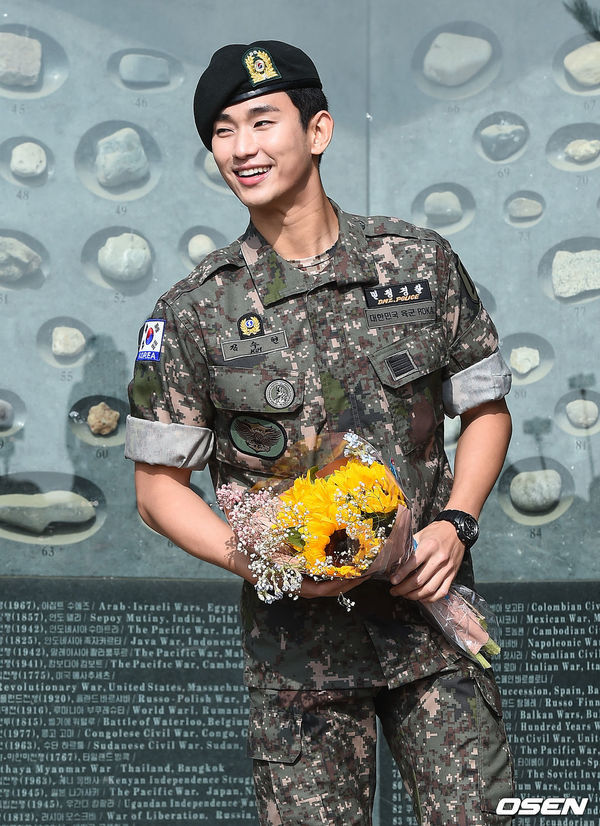 Kim Soo Hyun và loạt mỹ nam cực phẩm của showbiz Hàn xuất ngũ