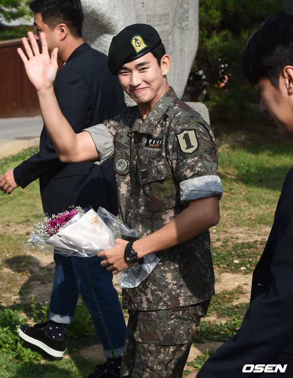 Kim Soo Hyun và loạt mỹ nam cực phẩm của showbiz Hàn xuất ngũ