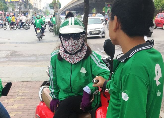 Là phụ nữ, tôi vẫn kiếm được hơn 12 triệu đồng từ chạy xe ôm công nghệ