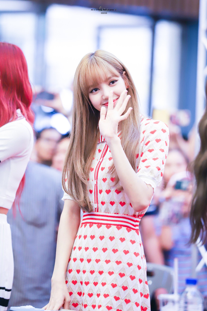Lisa (BlackPink) hóa “bánh bèo”: Đẹp thách thức mọi phong cách