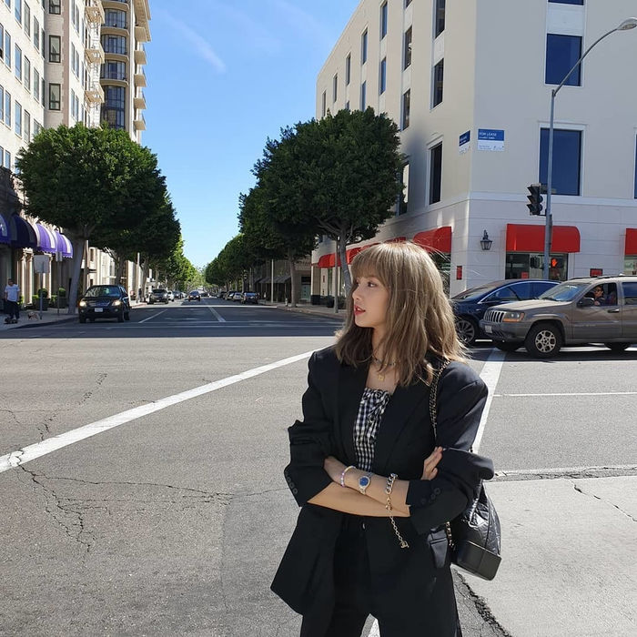 Lisa dành nửa tỷ mua giày, số túi cũng nhiều ngang Jennie
