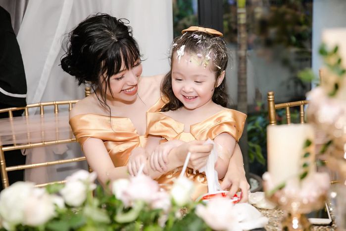 Lộ rõ vẻ lai Tây, con gái Hồng Nhung vô cùng xinh đẹp