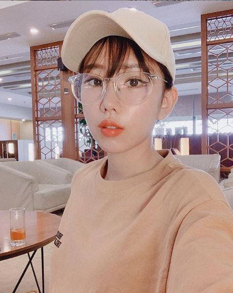 Thu Thủy e ấp bên ông xã, Ngô Kiến Huy và cún cưng biểu cảm đùa nhây