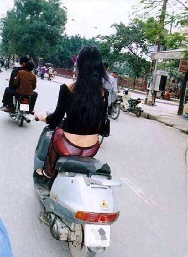 Muôn kiểu thời trang nhức mắt, phản cảm của chị em Việt ngày hè