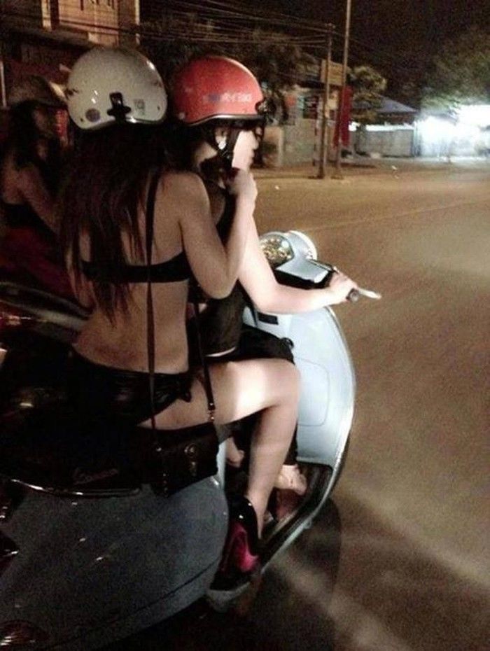Muôn kiểu thời trang nhức mắt, phản cảm của chị em Việt ngày hè