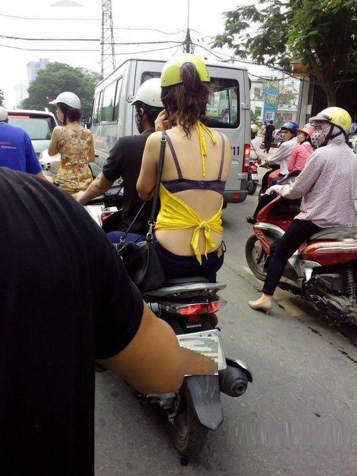 Muôn kiểu thời trang nhức mắt, phản cảm của chị em Việt ngày hè