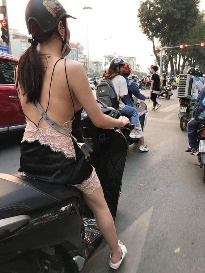 Muôn kiểu thời trang nhức mắt, phản cảm của chị em Việt ngày hè
