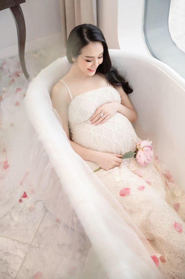 Mỹ nhân Việt đang mang bầu heo vàng: Bụng khệ nệ vẫn gợi cảm
