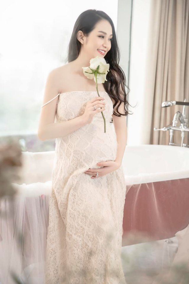 Mỹ nhân Việt đang mang bầu heo vàng: Bụng khệ nệ vẫn gợi cảm