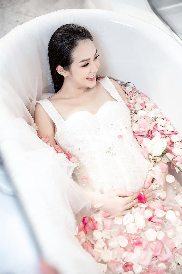 Mỹ nhân Việt đang mang bầu heo vàng: Bụng khệ nệ vẫn gợi cảm