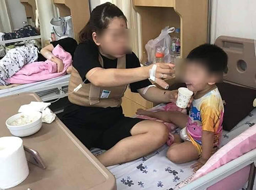 Người Hàn Quốc mang biểu ngữ xin lỗi vì vụ chồng Hàn bạo hành vợ Việt
