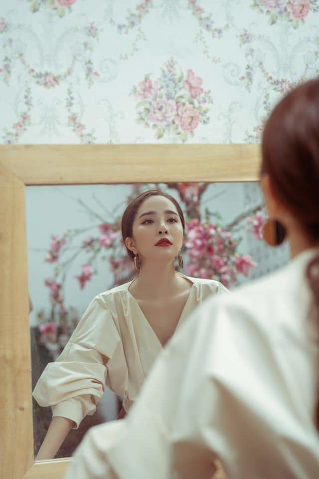 Nhã Phương lại mình hạc xương mai, Minh Hằng đeo nhẫn ẩn ý sắp cưới