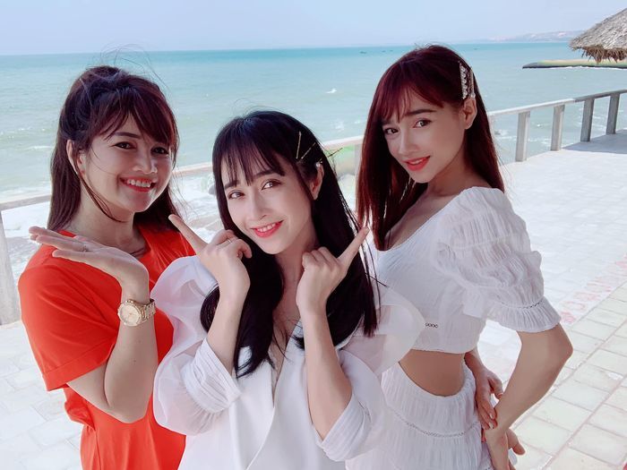 Nhã Phương lại mình hạc xương mai, Minh Hằng đeo nhẫn ẩn ý sắp cưới