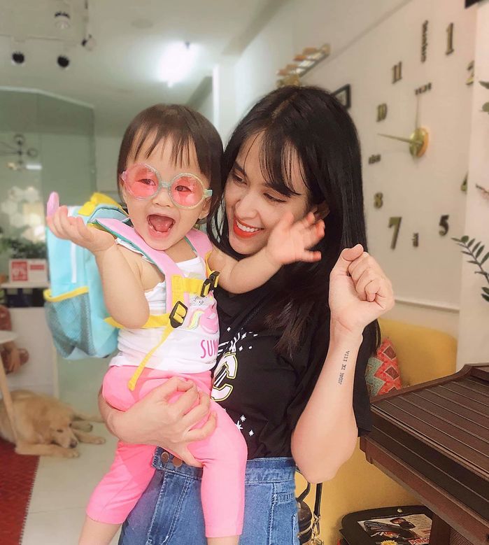 Nhã Phương lại mình hạc xương mai, Minh Hằng đeo nhẫn ẩn ý sắp cưới