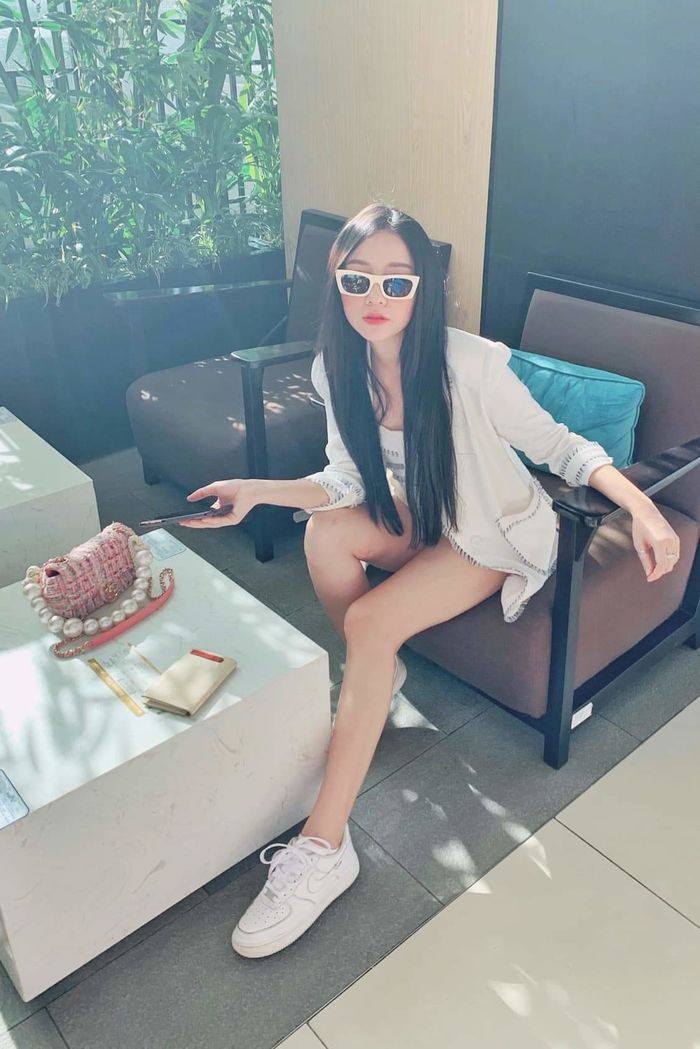 Nhã Phương lại mình hạc xương mai, Minh Hằng đeo nhẫn ẩn ý sắp cưới
