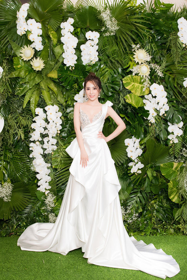 Nhã “tiểu tam” diện váy sương sương khoe sắc vóc nóng bỏng lấn át Thư