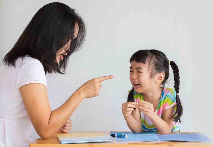 Những hành vi dạy dỗ sai của cha mẹ khiến con trẻ dốt càng thêm dở